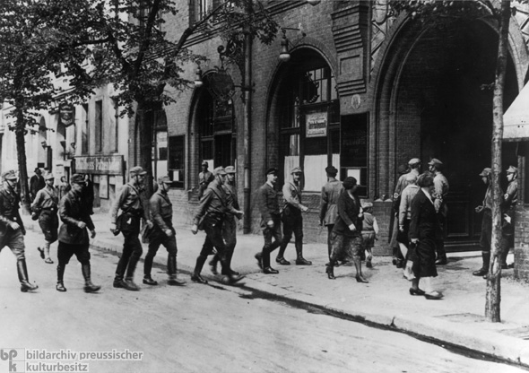 Verbot der freien Gewerkschaften: SA-Männer besetzen das Gewerkschaftshaus am Engelufer in Berlin (2. Mai 1933)